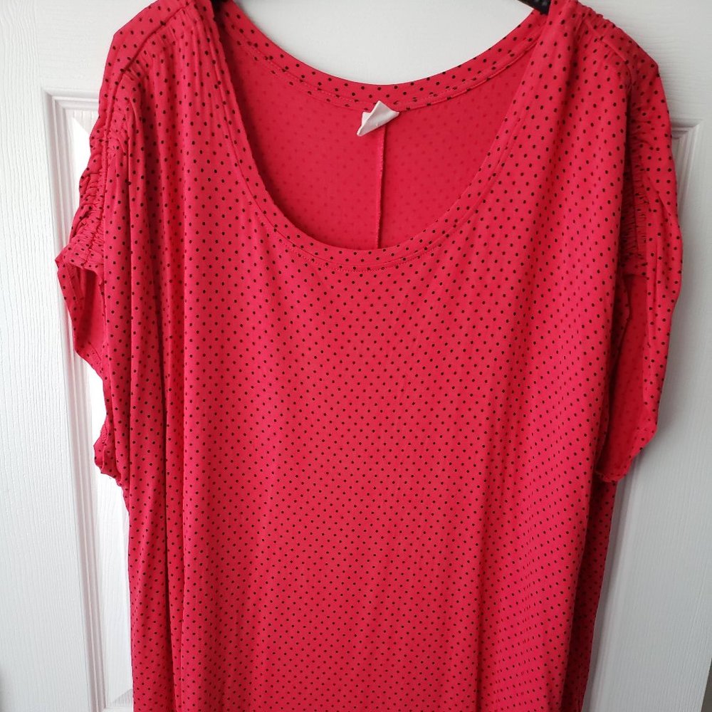 Pink & black polkadot T-shirt with ruched sleeve